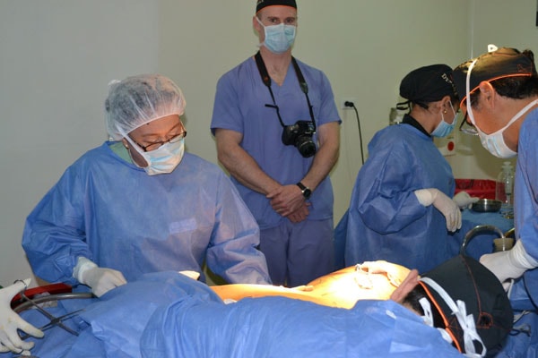 Dr. Cynthia Lopez performing body sculpting procedure under Dr. Hoyos supervision